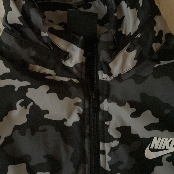 Gray Nike rain jacket, with large pockets inside and outside. Breathable back. - Picture 4 of 6